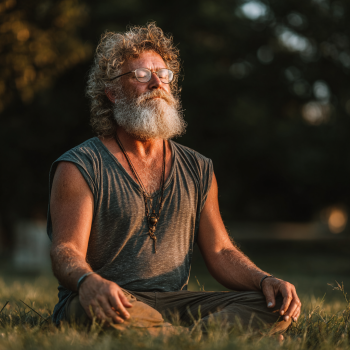 Інструктор допомагає пожилій жінці з йогою